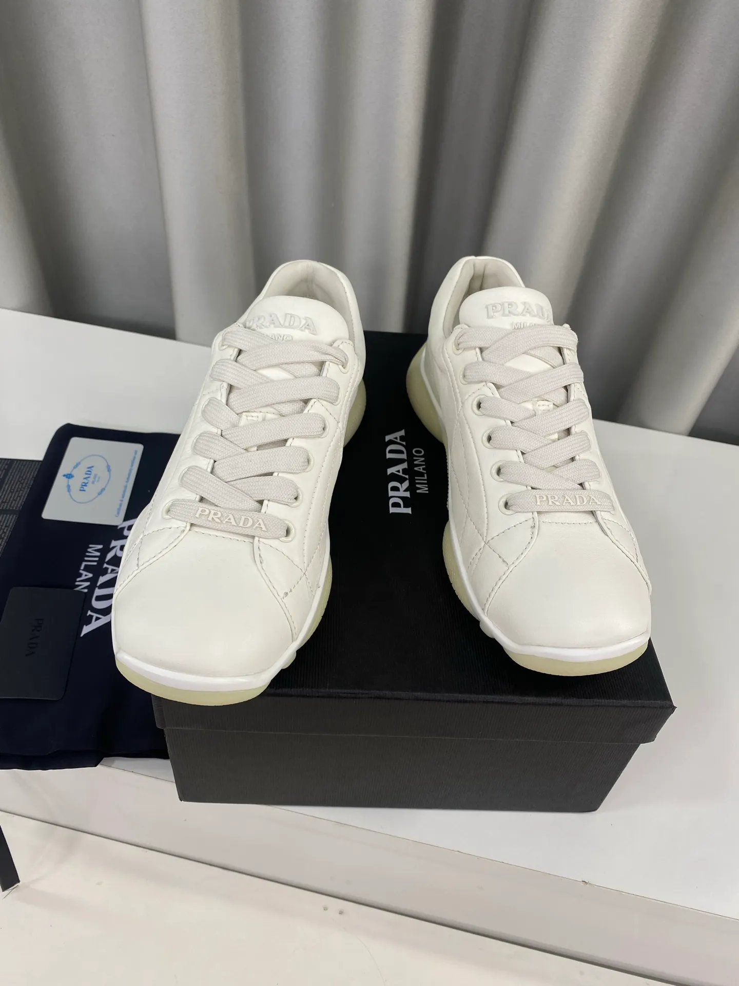 👟👟Ex-factory price 520👟👟 Prada 25ss spring and summer new moral training shoes casual shoes! Seikoly manufactured, even stitching, leather texture visible, multi-color stitching, fashionable and generous, soft, comfortable and breathable, decorated with PRADA letter logo on the outside It comes with a fabric lining, silver-plated logo cowhide foot pads, and P's exclusive rubber outsole. The details are meticulously crafted, making it a versatile item for travel! ▪Upper: Made of original imported cowhide ▪Inner foot pads: sheepskin ▪Sole: Original customized rubber outsole ▪Size: 35-40 (40 orders are not returnable)